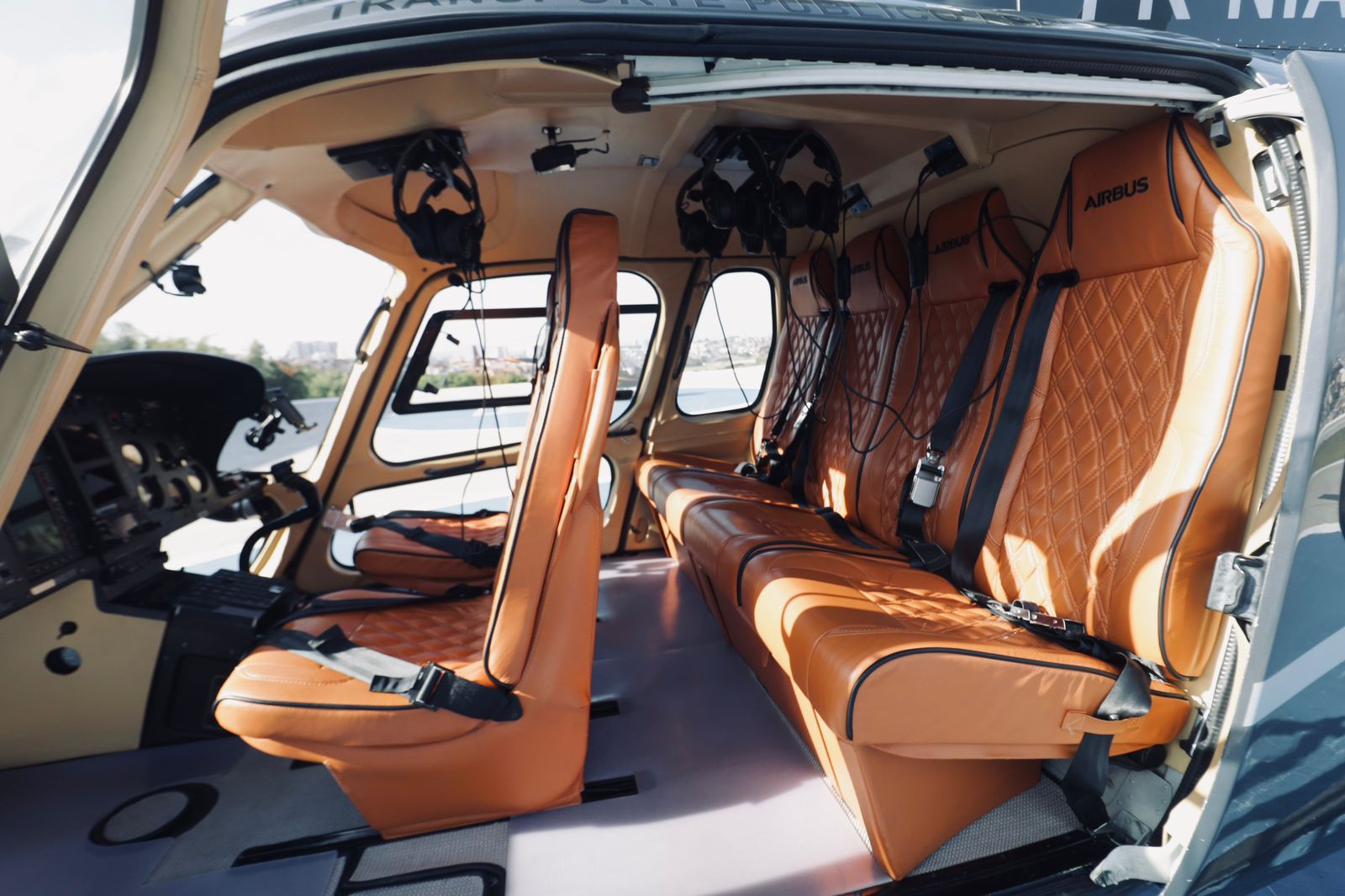 Cabine de helicóptero executivo operado pela VOE Táxi Aéreo